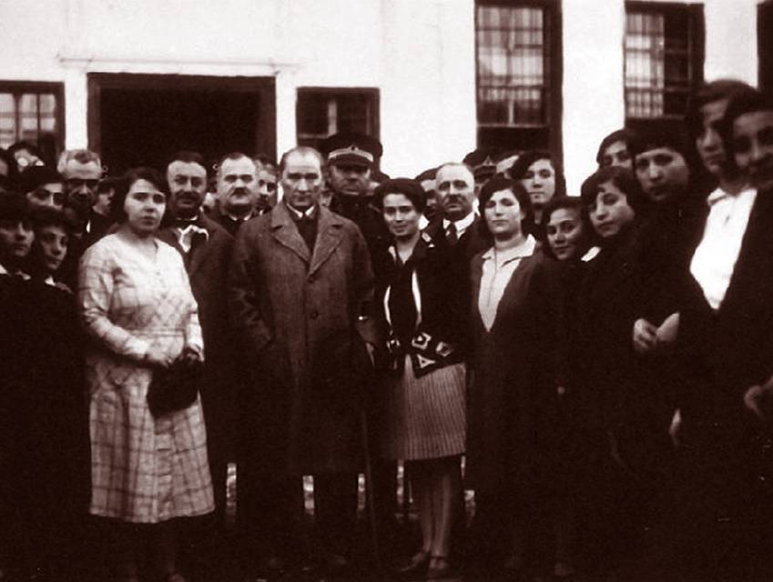 Atatürk gençlerle birlikte 12