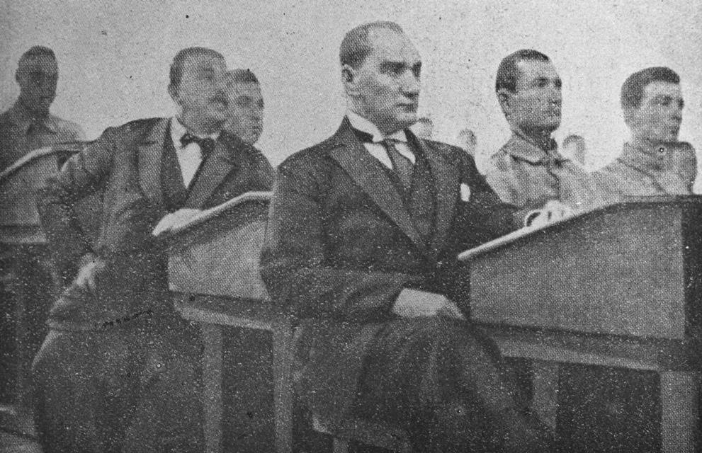 Atatürk gençlerle birlikte 13
