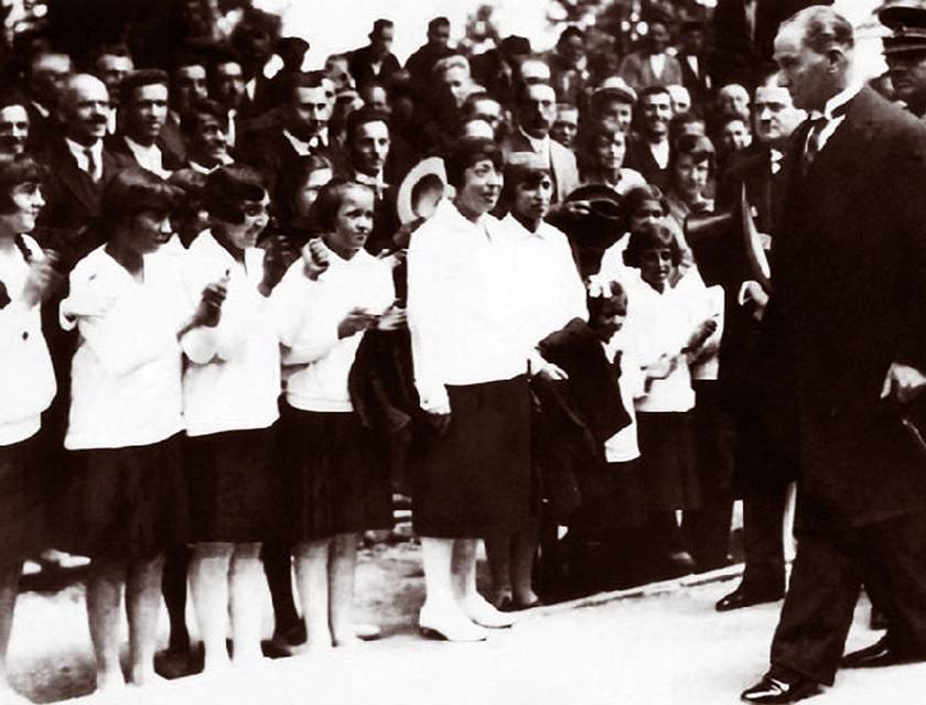 Atatürk gençlerle birlikte 14