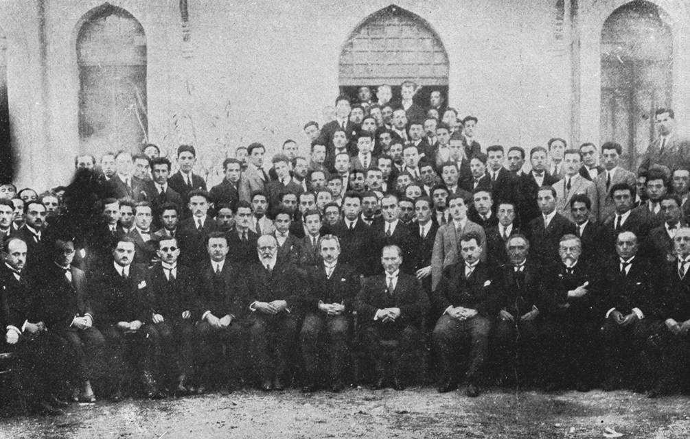 Atatürk gençlerle birlikte 15