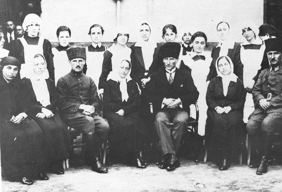 Atatürk gençlerle birlikte 16