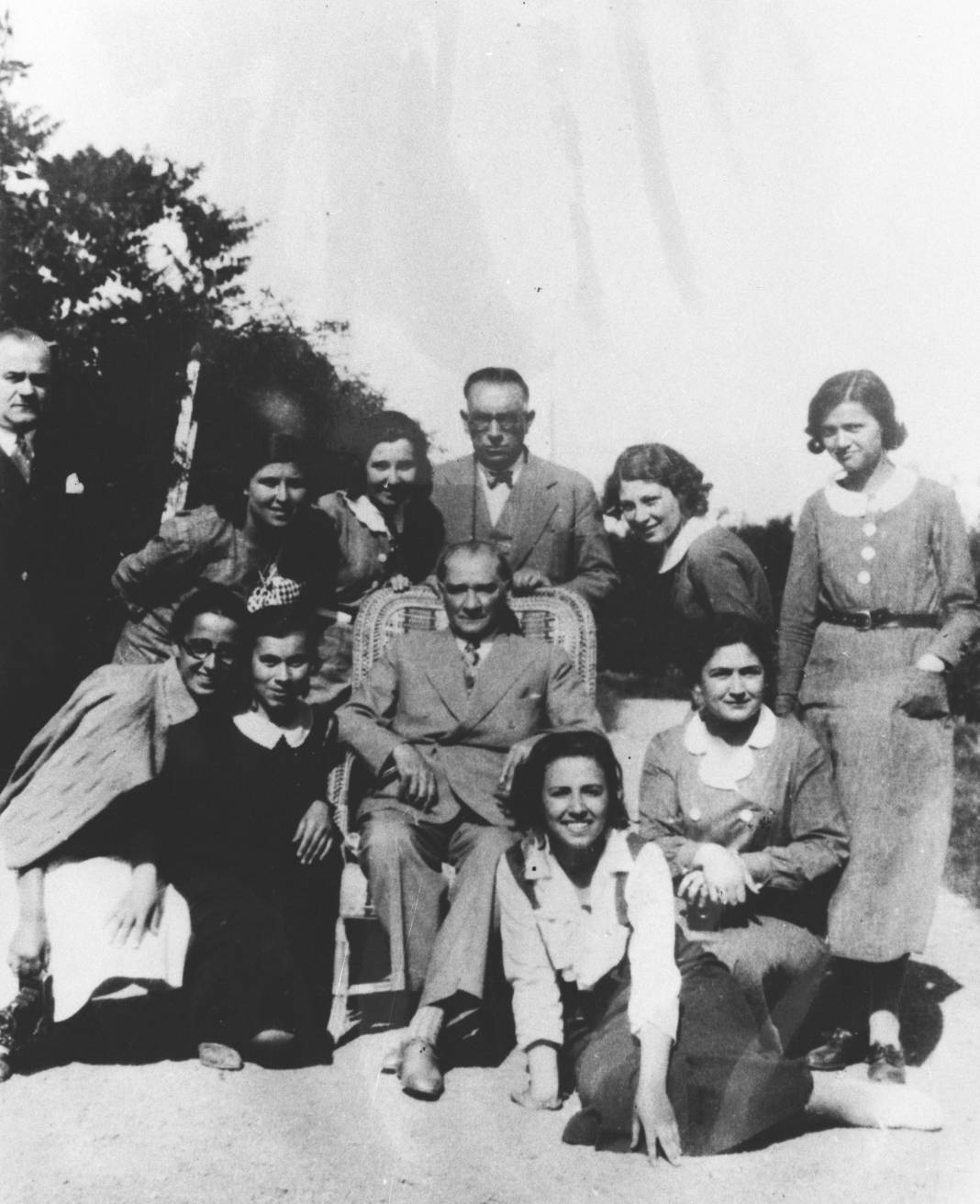 Atatürk gençlerle birlikte 2