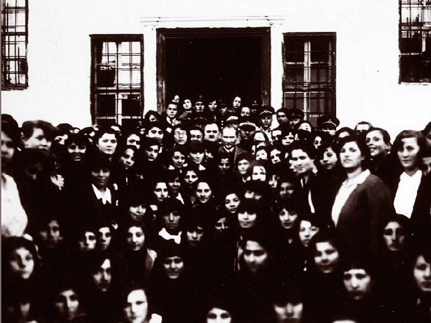 Atatürk gençlerle birlikte 5