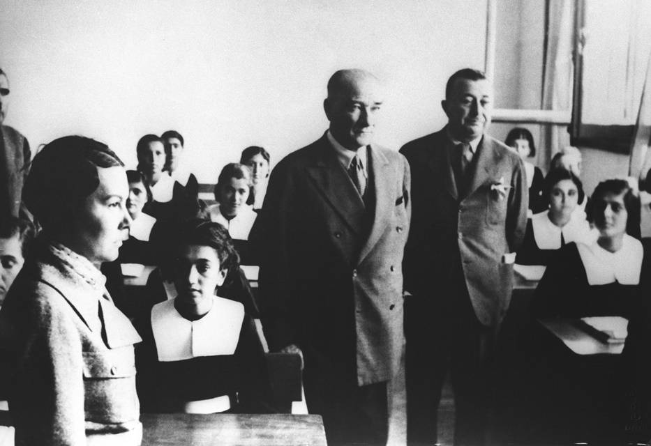 Atatürk gençlerle birlikte 6