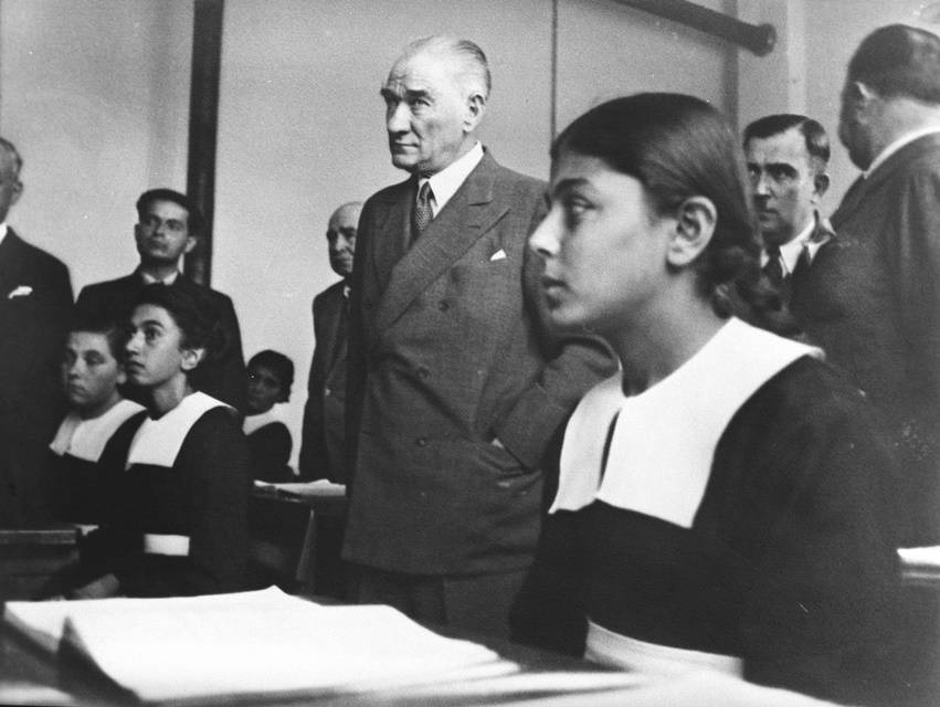 Atatürk gençlerle birlikte 7