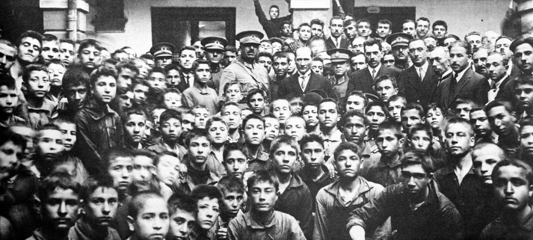 Atatürk gençlerle birlikte 8