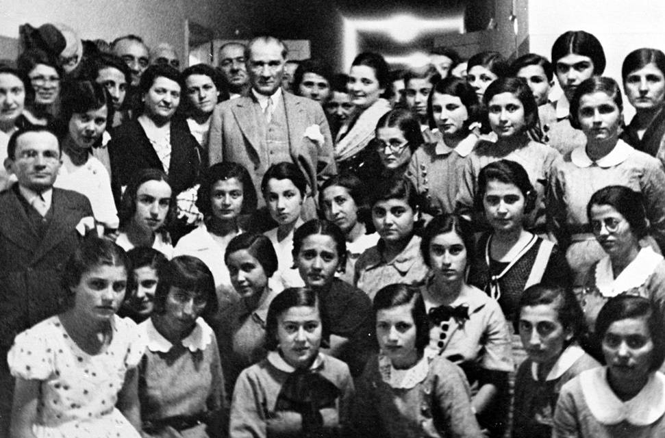 Atatürk gençlerle birlikte 9