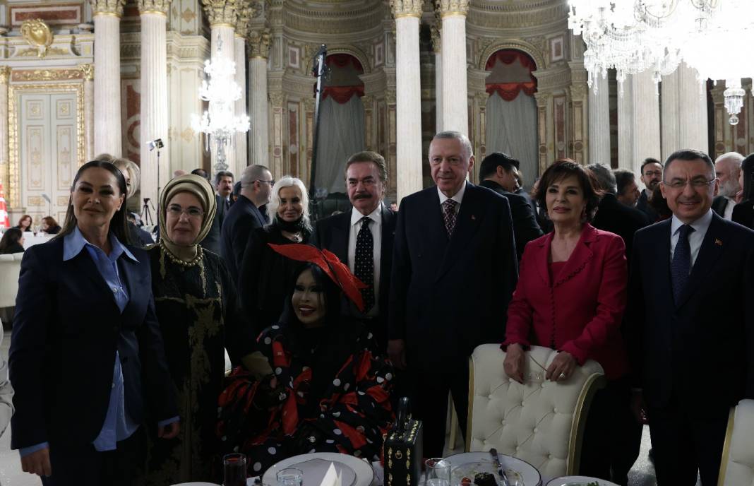 Cumhurbaşkanı Erdoğan, ünlülerle iftar yaptı 1