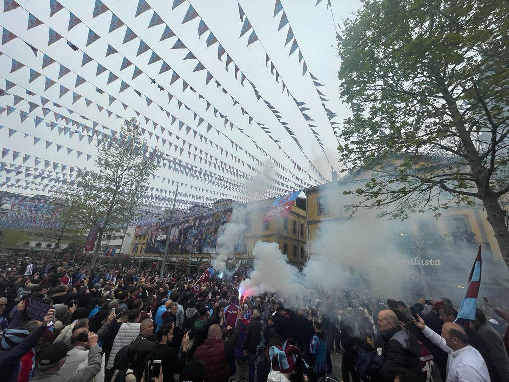 Trabzon bordo mavi: Taraftarlar şampiyonluğu bekliyor 4