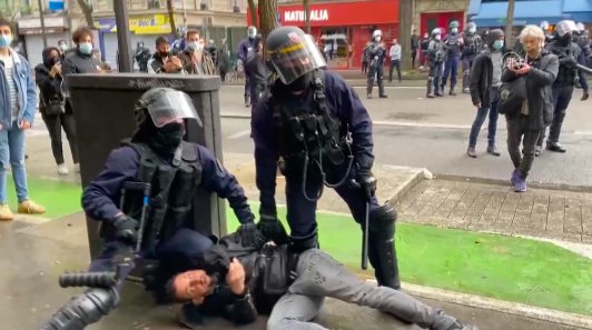 Fransa'da polisinden Filistin'e destek gösterisine sert müdahale