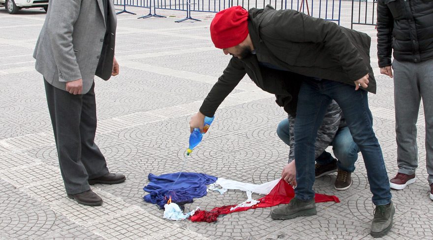 Hollanda yerine Fransa Bayrağı yaktılar