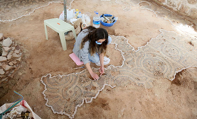 Tarihi camideki restorasyon çalışmalarında Roma dönemine ait mozaik bulundu