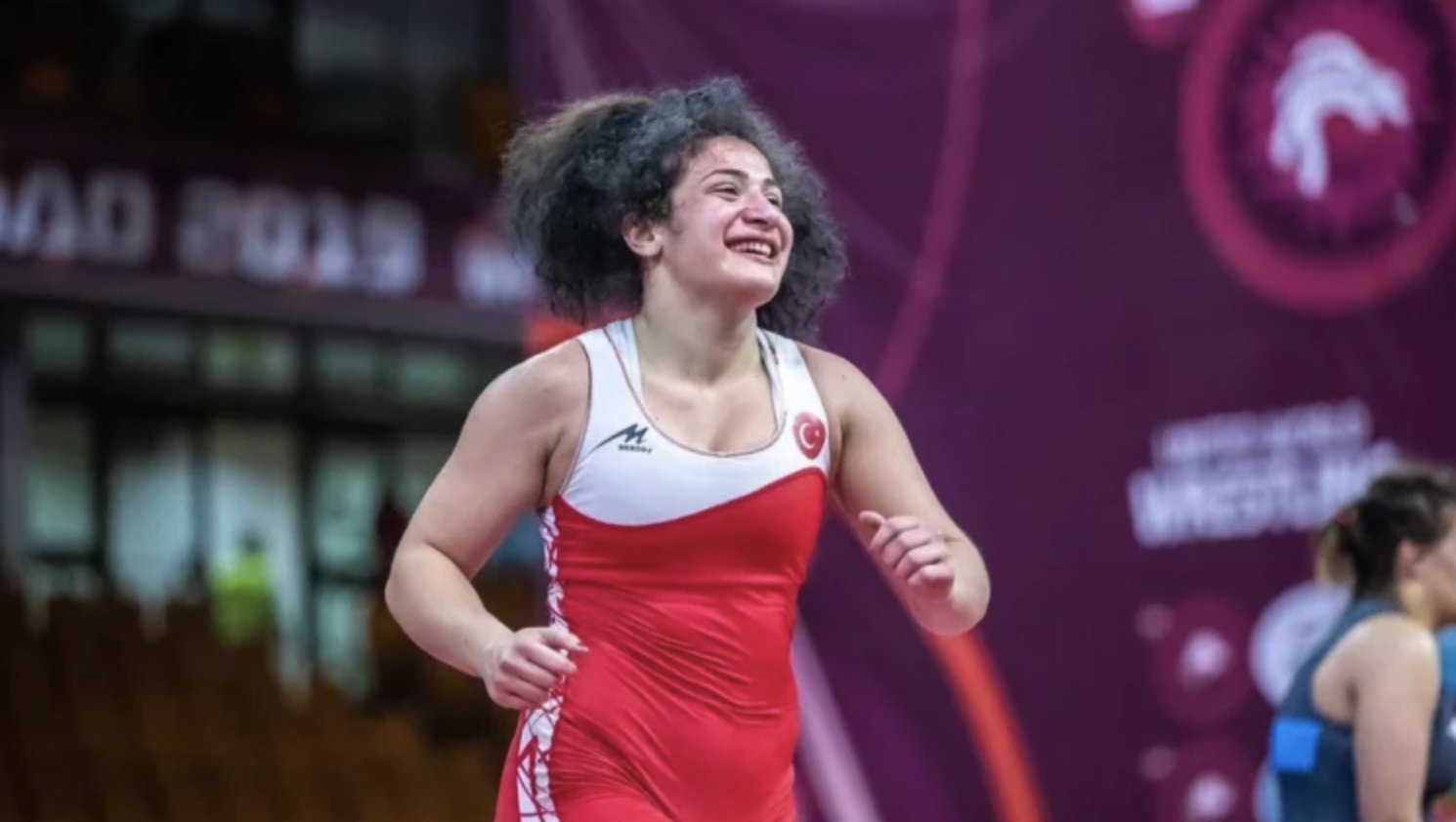 Milli güreşçi Ayşegül Özbege finale yükseldi