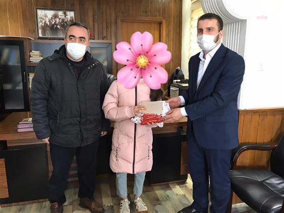 Müftü, İstiklal Marşı yarışmasında ödül alan öğrencilerin yüzlerini kapatmış