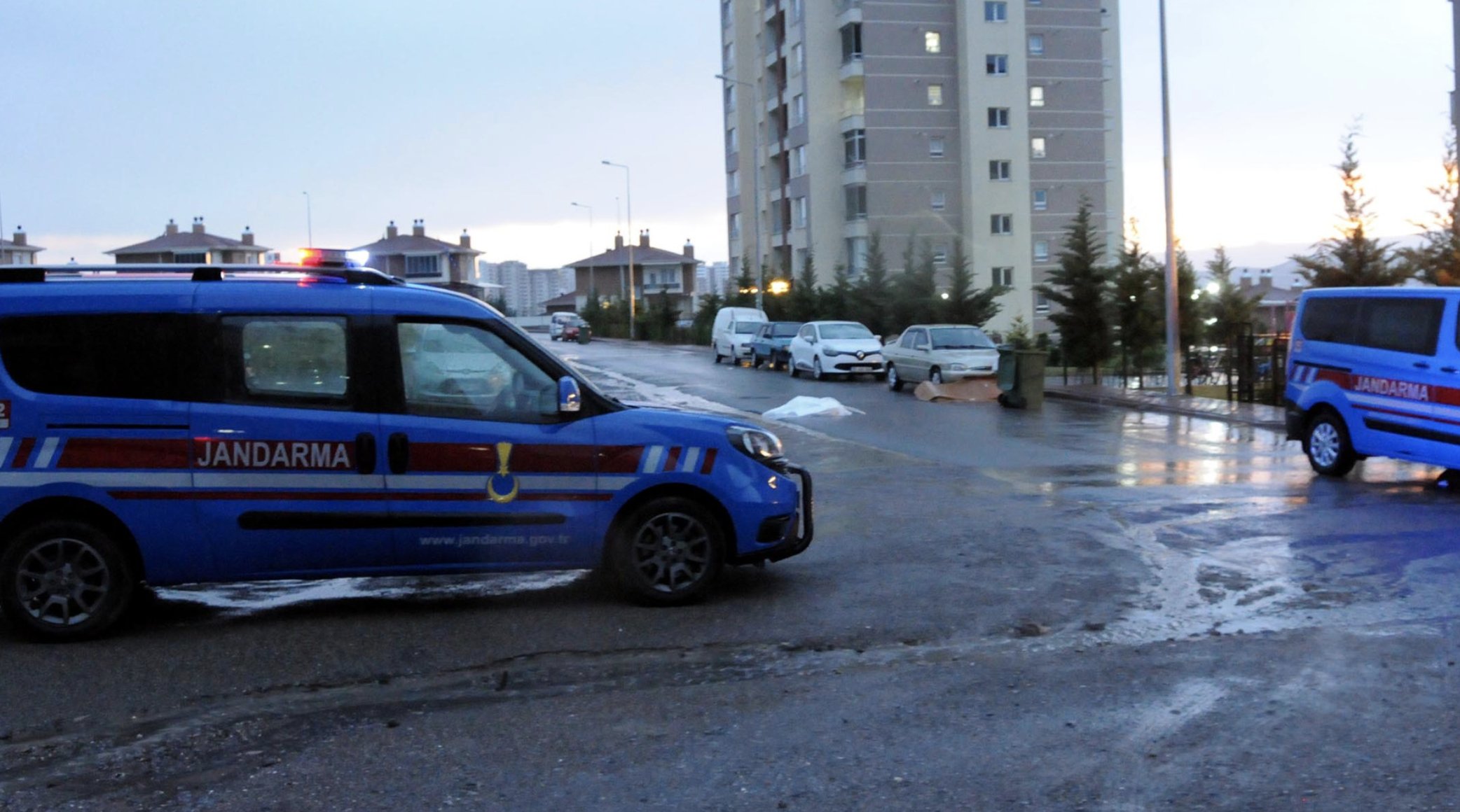Tartıştığı babasını tabanca ve bıçakla öldüren şüpheli tutuklandı