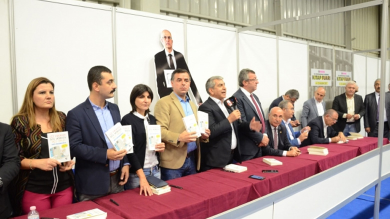 CHP milletvekilleri, Enis Berberoğlu'nun yazdığı kitabı imzaladı