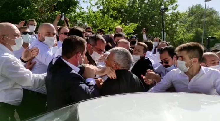 Eski başbakan Meclis önünde polis engeliyle karşılaştı