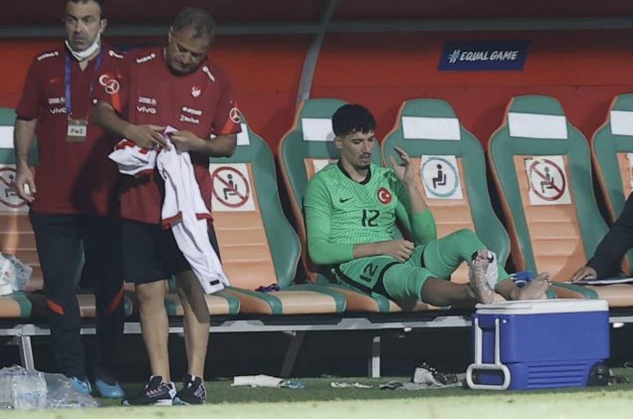 Milli takımda sakatlık şoku: Altay Bayındır maçı tamamlayamadı