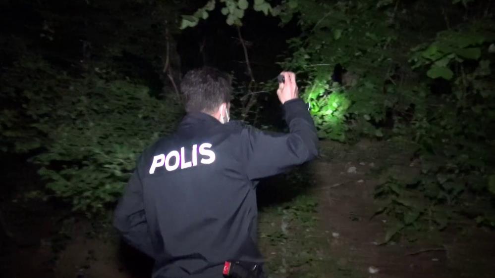 Bursa'da polis ve mahalleli ayı aradı