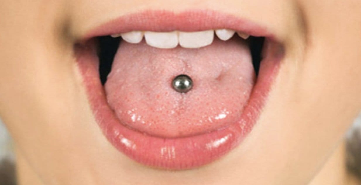 İngiltere’de 'mıknatıslı piercing' uyarısı