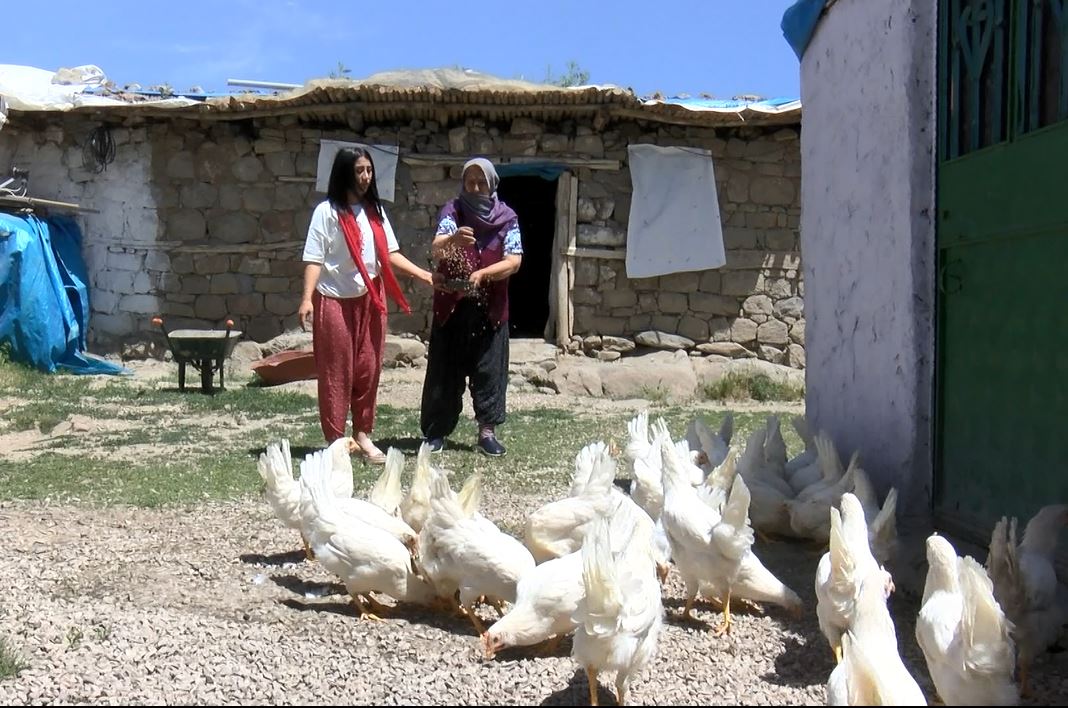 Gece gündüz köylüye ve yoksula yardım için yollarda koşturuyor