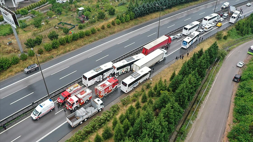 Anadolu Otoyolu-Kocaeli kesişiminde zincirleme kaza: 21 araç karıştı