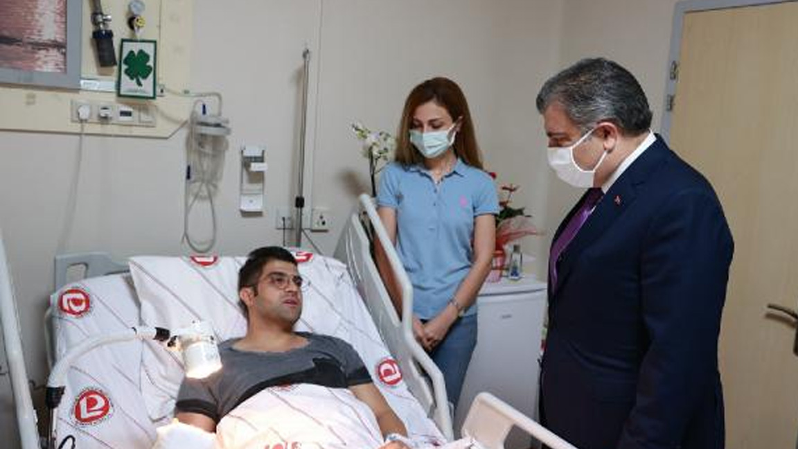 Fahrettin Koca'dan hastasının saldırına uğrayan doktora ziyaret