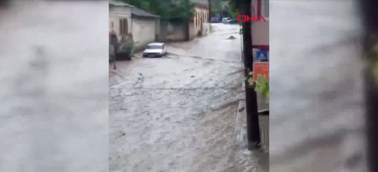 Bursa'da sağanak hayatı olumsuz etkiledi