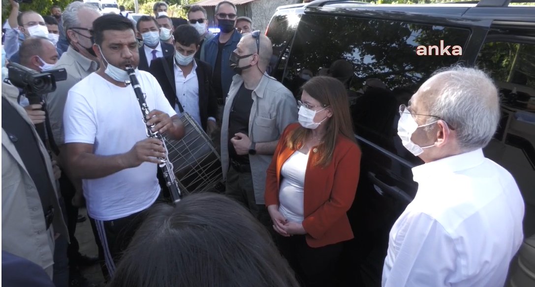 Müzisyenlerden Kılıçdaroğlu'na 'İzmir Marşlı' karşılama