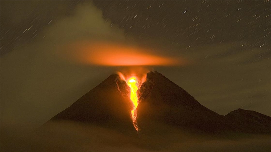 Merapi Yanardağı’nda 4 patlama