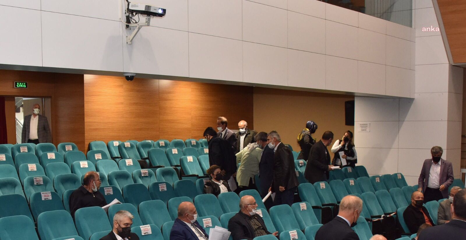 Atatürk'e saldırıları kınama bildirisine MHP'liler destek verince AKP’liler salonu terk etti