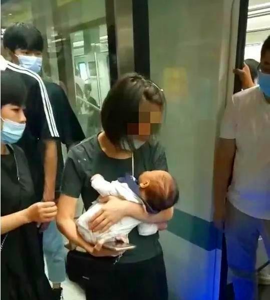 2 aylık bebek, metro ile platform arasına düştü