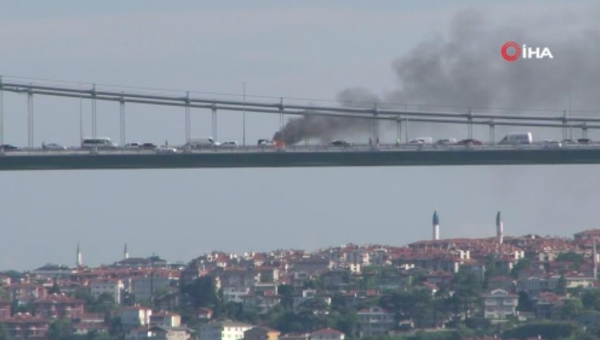 FSM Köprüsü'nde otomobil alev alev yandı: Trafik kilit