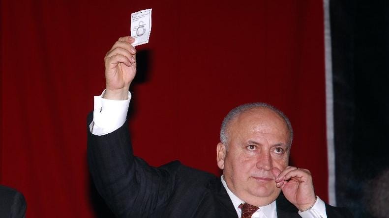 Galatasaray’da Işın Çelebi adaylıktan çekildiğini açıkladı