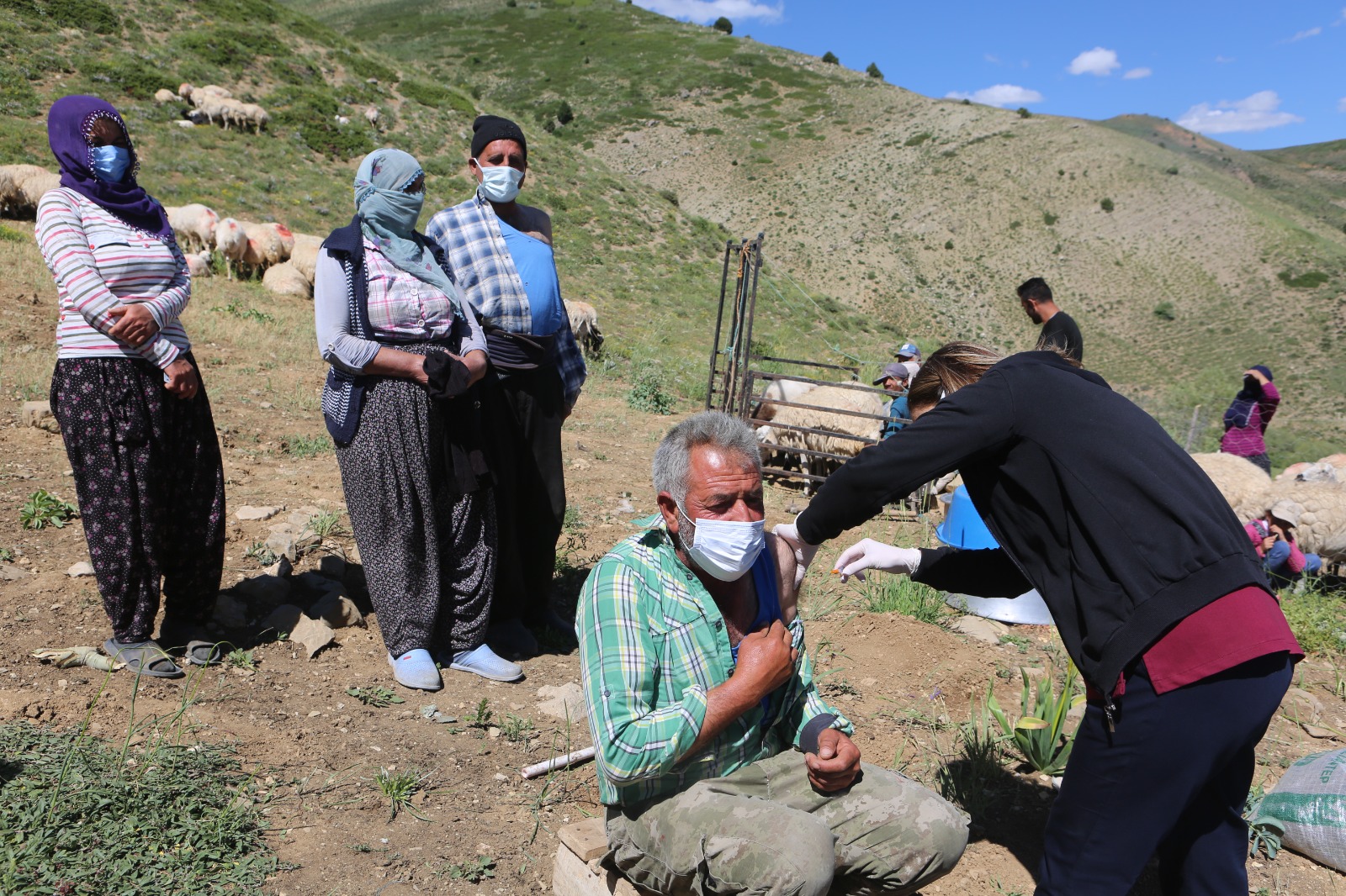 Tunceli'de sağlıkçılar dağ bayır gezerek vatandaşı aşılıyor