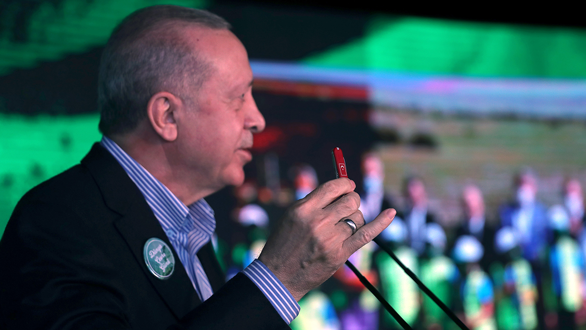 Erdoğan, makas olmayınca cebinden çakı çıkardı