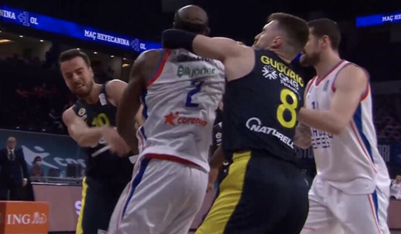 Anadolu Efes - Fenerbahçe Beko maçında ortalık karıştı! 8 diskalifiye...