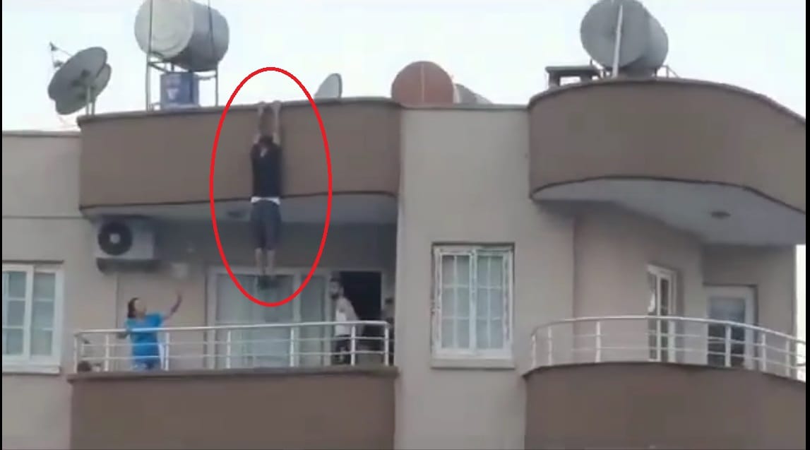 Çatıdan sarkan kişi herkesi korkuttu!
