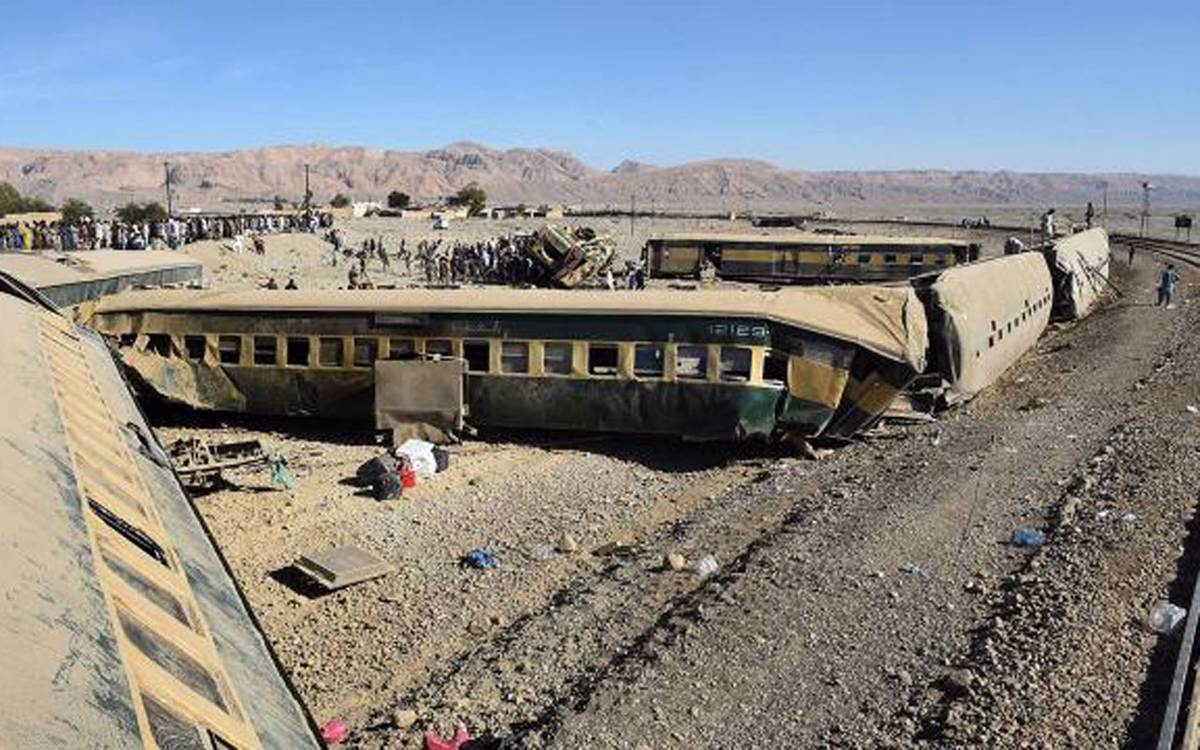 Tren raydan çıktı: En az 30 ölü