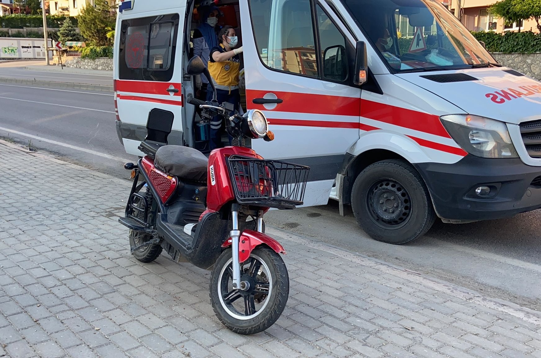 3 kişinin bindiği elektrikli bisiklet yayaya çarptı