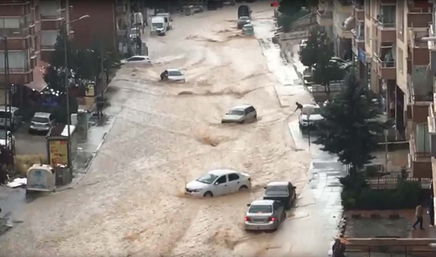 Ankara'da sel; otomobiller ve çöp konteynerleri sürüklendi