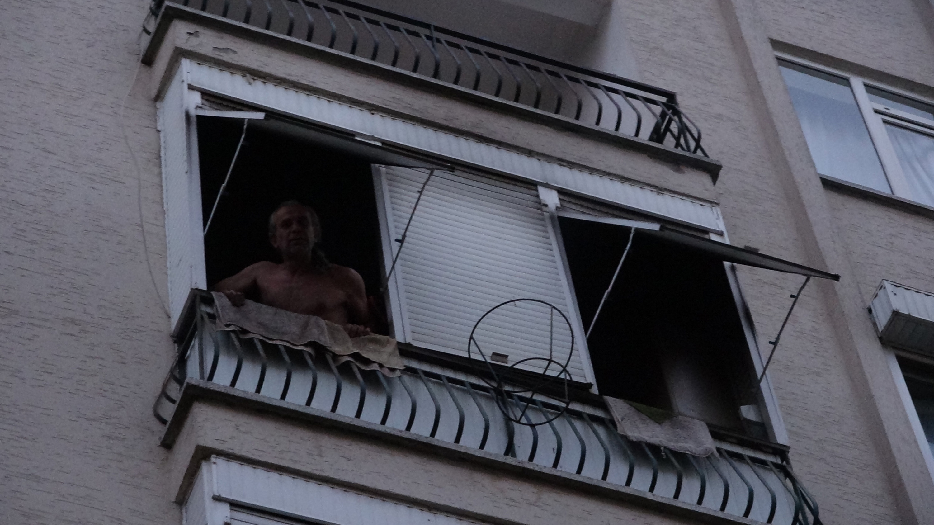 Balkonda strafor yaktı mahalleyi ayağa kaldırdı