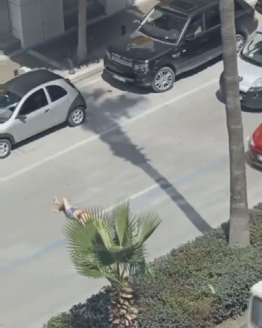 Caddenin ortasında yere yattı