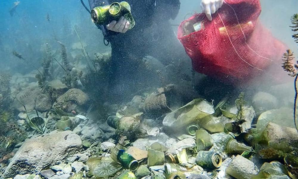 İçme suyu kaynağının dibinde çuvallarla çöp toplandı