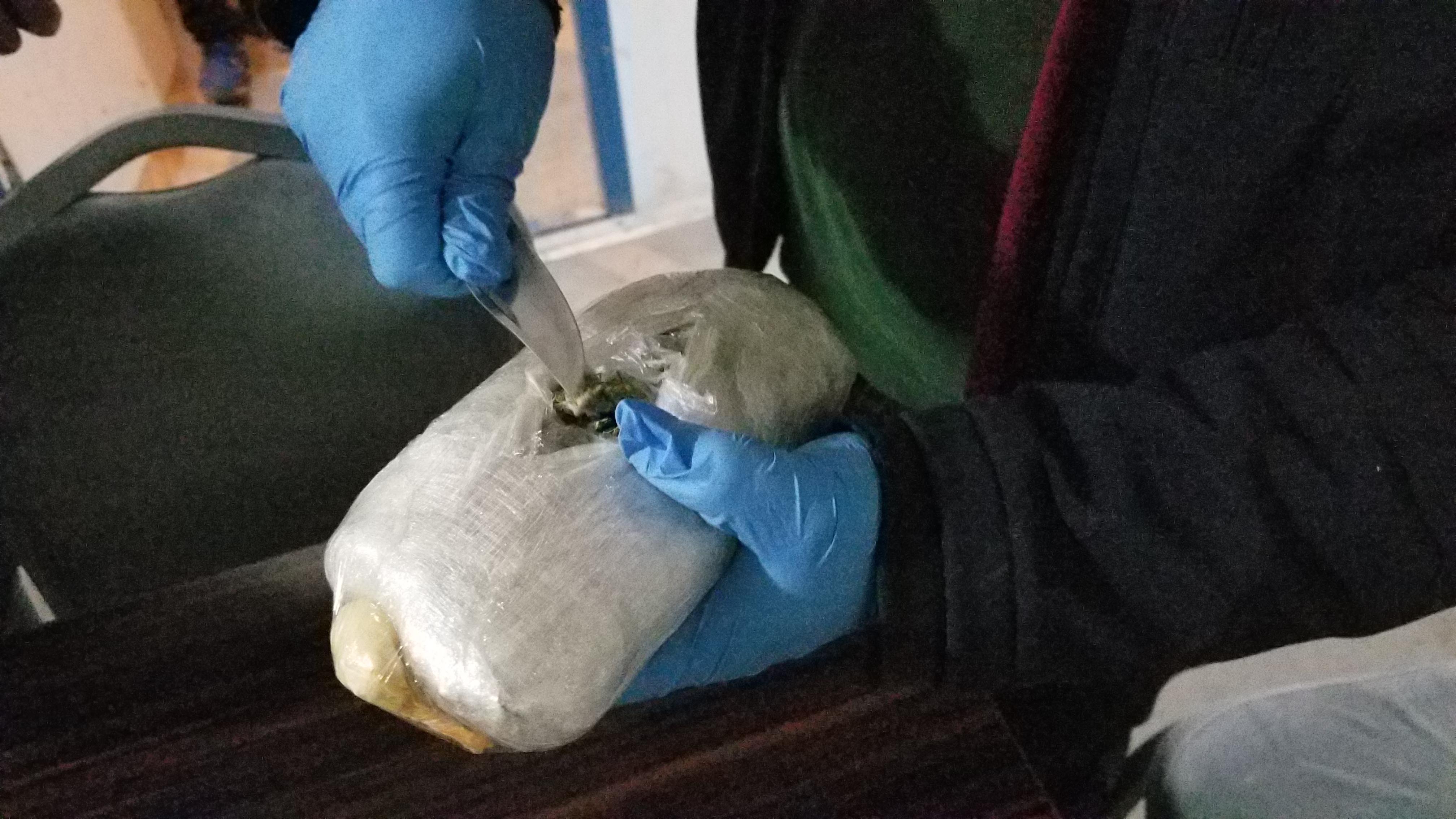 Vücuduna sardığı 200 gram uyuşturucuyla yakalandı