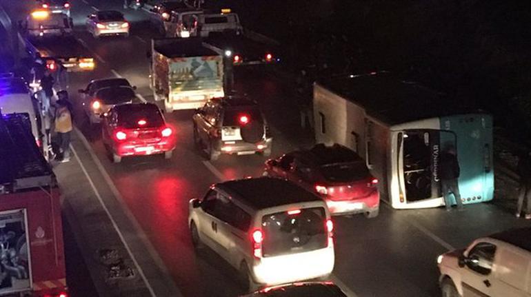 İstanbul'da zincirleme kaza; Halk otobüsü devrildi: Yaralılar var