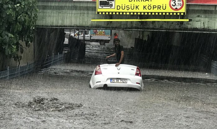 İstanbul'da sağanak yağış: Alt geçitte mahsur kaldı