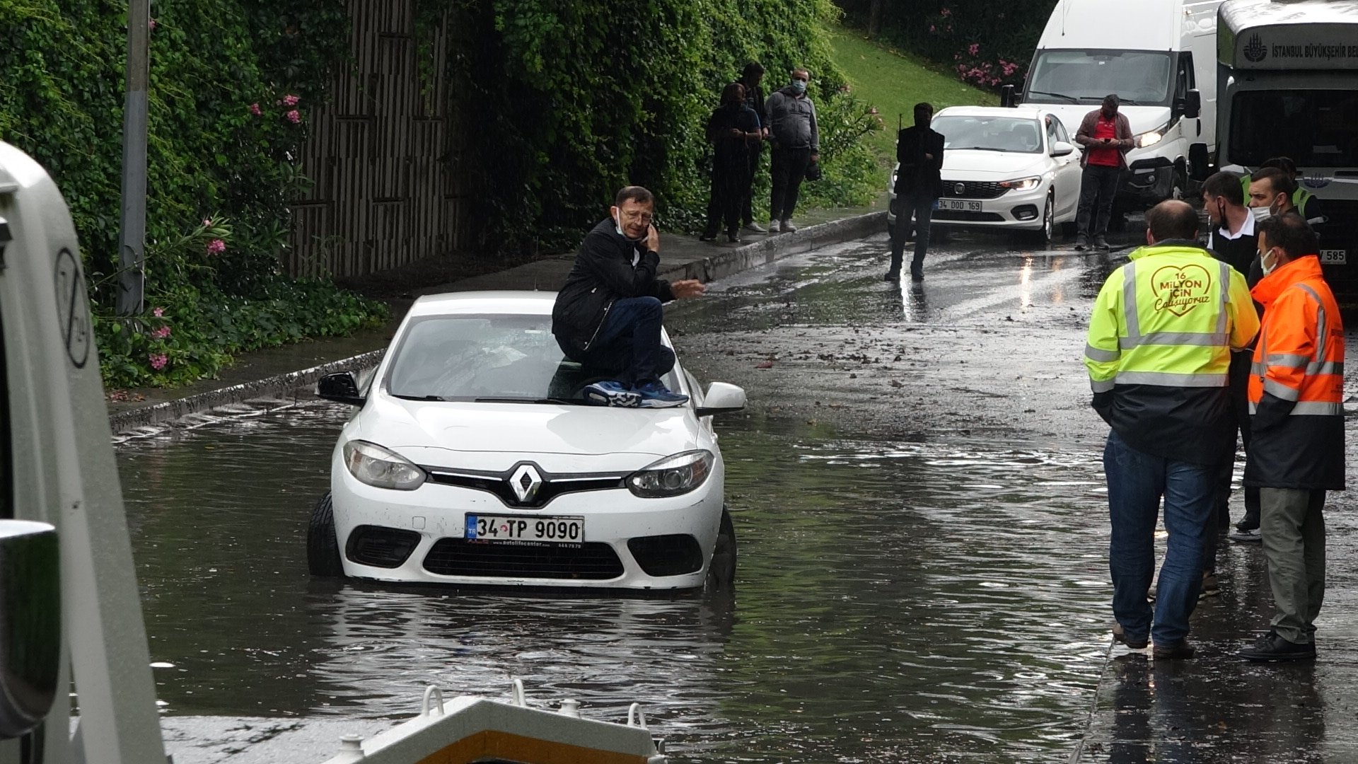 Otomobilin üstünde oturup kurtarılmayı bekledi