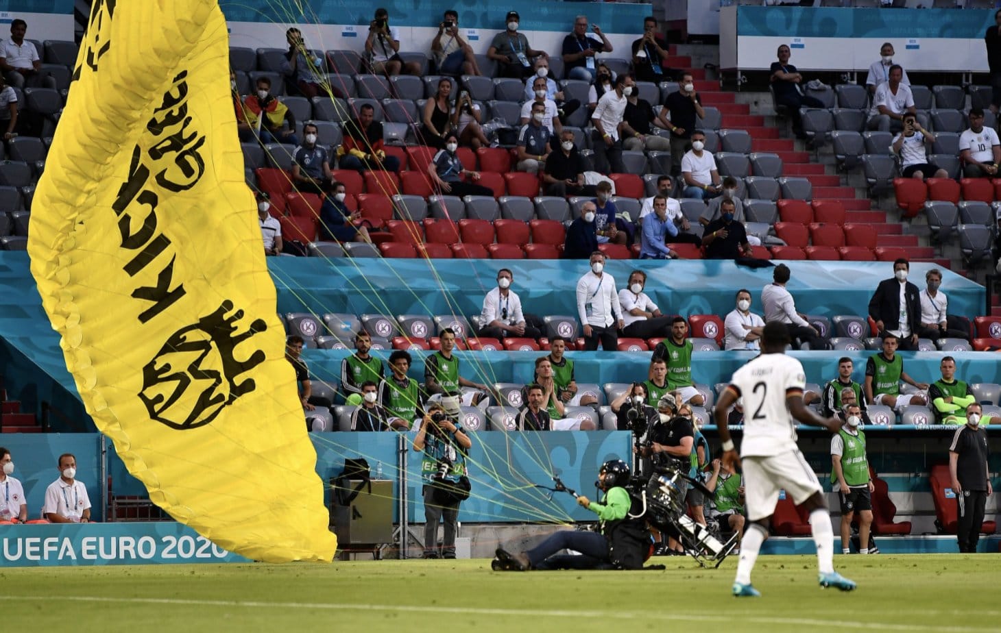 Almanya-Fransa maçına damga vuran paraşütlü protesto