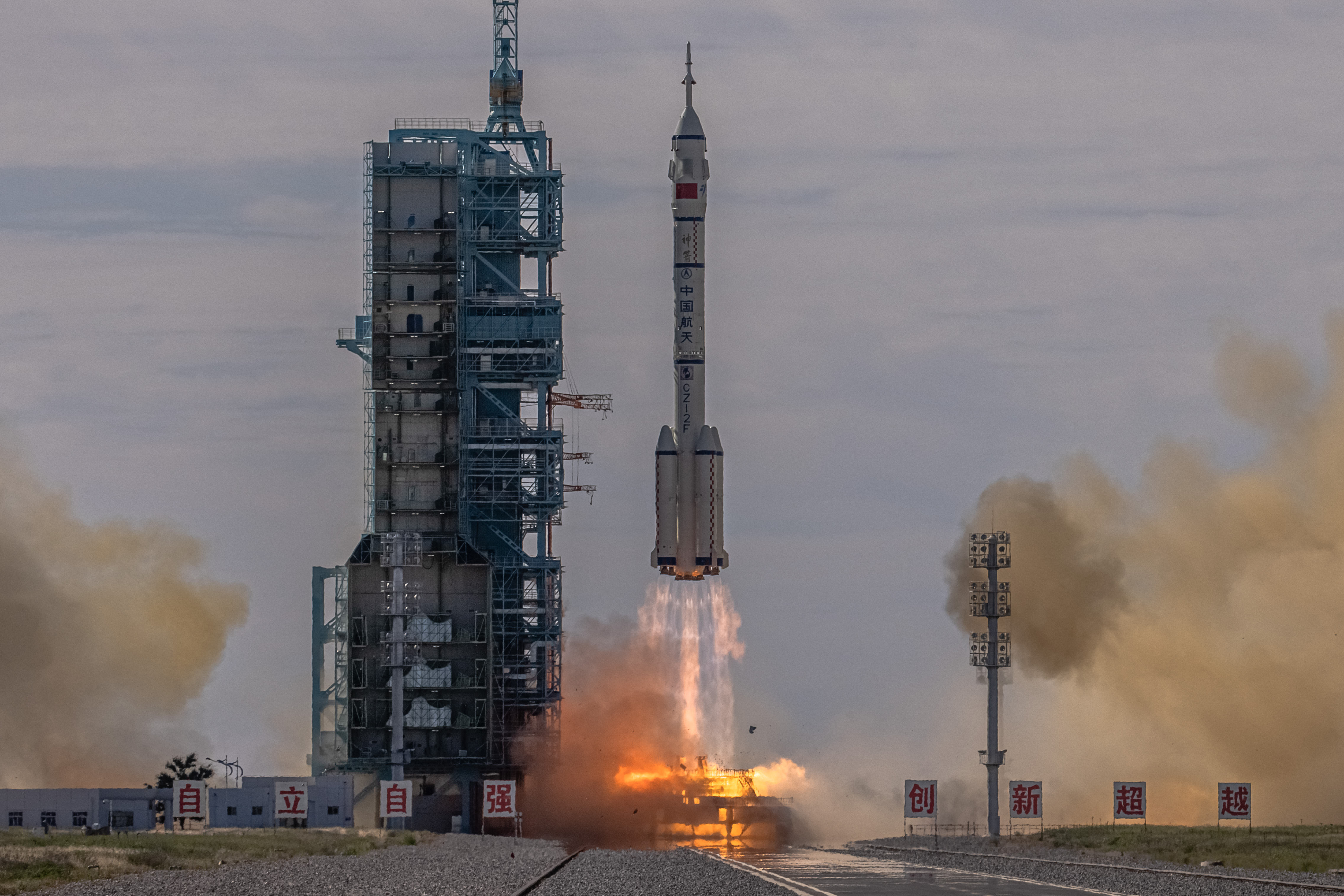 Çin, 5 yıl sonra ilk kez 'insanlı uzay misyonu' başlattı